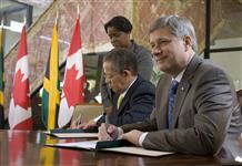 [Prime Minister Stephen Harper and Jamaican Prime Minister Bruce Golding sign a memorandum of understanding in Kingston, Jamaica] 21 April 2009