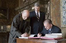 [Prime Minister Stephen Harper tours Wawel Castle with Dr. Jan Ostrowski, director of the Wawel Castle Museum, and Wladyslaw Lizon, President of the Canadian Polish Congress in Krakow, Poland] 5 April 2008