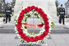 [A wreath on the Tomb of the Unknown Soldier during a commemoration ceremony marking the 100th anniversary of the start of the First World War at the National War Memorial in Ottawa] 4 August 2014