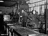 Men conduct acid test on Bren gun shells in munitions factory déc. 1939