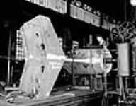 Man supervising machining of ship propeller mai 1940