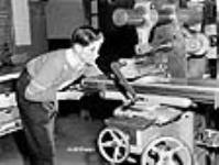 Un étudiant à l'Ottawa Technical School apprend à faire fonctionner une machine févr. 1941