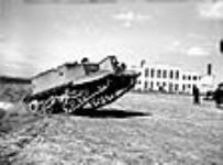 Démonstration d'une chenillette universelle (véhicule militaire) à l'usine de la Ford Motor Co Mar. 1941