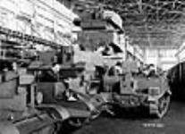 Chenillettes Ford C01UC sur la chaîne de montage à l'usine Ford du Canada Limitée de Windsor (Ontario) mars 1941
