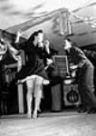 Ronnie Foster, « la fille au fusil-mitrailleur », danse le jitterbug avec Michael Graig au club champêtre Glen Eagle 10 mai 1941