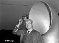 Un ouvrier du chantier Vickers lève sa casquette pour saluer le lancementdu navire de charge « Fort Ville Marie » oct. 1941