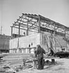 Des ouvriers entreprennent des travaux de construction dans un chantier maritime de Halifax Apr. 1942