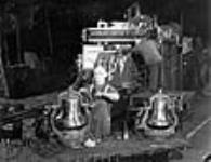 Un ouvrier assemble une grosse cloche aux ateliers Angus 26 May 1942
