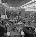 Des ouvriers terminent l'assemblage de chenillettes universelles dans l'usine de montage  Ford du Canada Limitée 2 July 1942