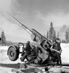 Au champ de tir de Valcartier, des ouvriers tirent avec un canon de 3,7 Feb. 1943