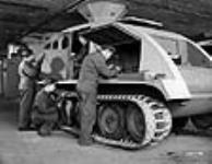 À l'usine Bombardier, des ouvriers assemblent le châssis d'une autoneige militaire Bombardier mars 1943