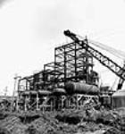 Charpente d'acier et de bois de la section d'extraction de l'usine de la Société Polymer Limitée lors de sa construction June 1943