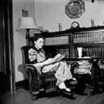 À la fin de la journée, Mme Jack Wright se détend en lisant un livre dans son salon sept. 1943