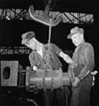 Des ouvriers montent un essieu de locomotive X/Dominion pour expédition en Inde nov. 1943
