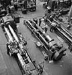 Vue plongeante d'ouvriers terminant deux tubes de canon naval sur d'énormes tours à l'usine Sorel Industries Ltd Summer 1943