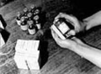 Aux laboratoires Connaught, vue de l'emballage de flacons de pénicilline pour expédition May 1944
