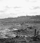 Vue de la mine d'amiante à ciel ouvert de 350 pieds de profondeur et d'unmille de largeur de la société Johns-Mainville Canada Inc June 1944