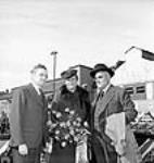 Des représentants officiels rassemblés pour célébrer l'inauguration de la septième campagne d'emprunt de la Victoire canadien par le lancement du 1000e navire 21 oct. 1944