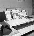 Autel mobile du père Édouard Meilleur, O.M.I, prêtre à la société Produits forestiers CIP Inc., disposé sur une table du réfectoire-cuisine d'un camp forestier Mar. 1943
