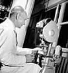 L'ouvrier Frank Millician ferme des bouteilles de pénicilline après que le médicament ait été déshydraté aux laboratoires Connaught June 1944