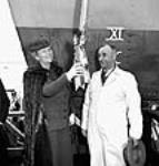 Mme C.D. Howe pose près d'un navire lors de son lancement à l'occasion du lancement d'une campagne d'emprunt de la Victoire Oct. 1944