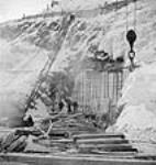 Des ouvriers travaillent devant l'entrée inférieure du tunnel B pendant le projet de développement hydroélectrique de Shipshaw janv. 1943