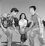 Enfants chinois jouant au basketball dans le quartier chinois de Vancouver, C.-B. été 1951.