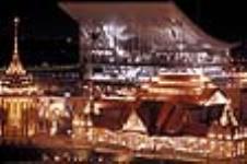 Pavillons de l'URSS et de la Thaïlande la nuit à l'Expo 67 1967