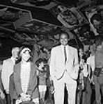 Chanteur américain Harry Belafonte dans le pavillon des Indiens du Canada à l'Expo 67 1 août 1967