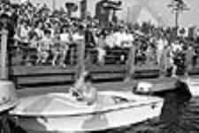 La skieuse olympique Nancy Green qui fait du ski nautique sur le lac des Daupin à l'Expo 67 1967