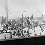 Foule à La Ronde à l'Expo 67 29 avri1 1967