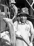 Travailleur chinois Joe Sum pêchant le saumon à Vancouver, C.-B. August 1945
