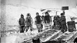 Inuit women and children 1927