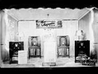 Display window of the Fabien Limitée shop, with "Majestic" radios ca 1920s