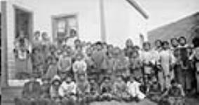 Groupe de femmes et d'enfants devant l'école, Foyer fédéral de Pangnirtung (Pangnirtuuq) (Nunavut), 1927
 1927.