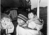 Mère inuite et son enfant à bord du R.M.S. Nascopie vers 1945-1946.