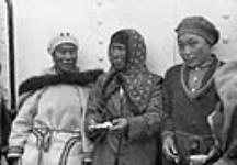 Groupe de femmes inuites non identifiées 1945-1946