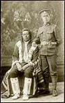 Pimotal et son fils, le soldat John Walker, de la bande de Peepeekisis 1915-1918.