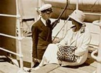 [Un garçon et une femme conversent sur le pont d'un bateau.] 1923