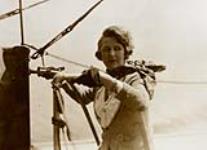 [Une femme sur le pont d'un bateau] 1923