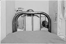 Prisoner reading in dormitory area, Spy Hill Provincial Jail, Calgary, Alberta, 1971./Prisonnier lisant dans le dortoir, Prison provincial Spy Hill, Calgary, (Alberta), 1971 1971