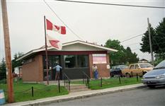 [Bureau de poste de Langlais, Québec] [document iconographique] / [Photographié par] [Anatole Walker] 1990