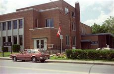 [Bureau de poste de Cowansville, Québec] [document iconographique] / [Photographié par] [Anatole Walker] 1984