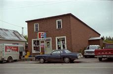 [Bureau de poste de Waltham-Station, Québec] [document iconographique] / [Photographié par] [Anatole Walker] 1984