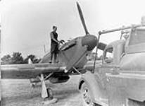 Un aviateur non identifié réapprovisionne en combustible un aéronef Hawker Hurricane I du 1er Escadron (F), ARC October 6, 1940