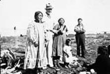 Unidentified Inuit women with Al Jensen and another white man vers 1930-1943.