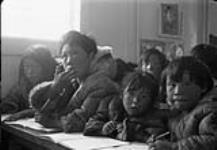 Élèves assis à leur pupitre dans une salle de classe, Foyer fédéral d'Eskimo Point (Arviat) (Nunavut), date inconnue s.d.
