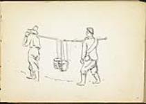 Deux hommes transportant des seaux à l'aide d'une perche qui repose sur leurs épaules, Flandre française 1917