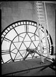 "Behind The Time" - l'intérieur de l'horloge Tour de la Paix mars 1945
