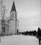Enfants du pensionnat indien de l'île de Moose- Factory se rendant à la messe à l'église anglicane St.Thomas, Ontario January, 1946.